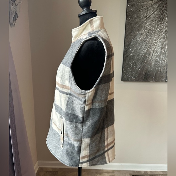Alter’d State never worn plaid winter vest. Size Medium - Picture 12 of 12
